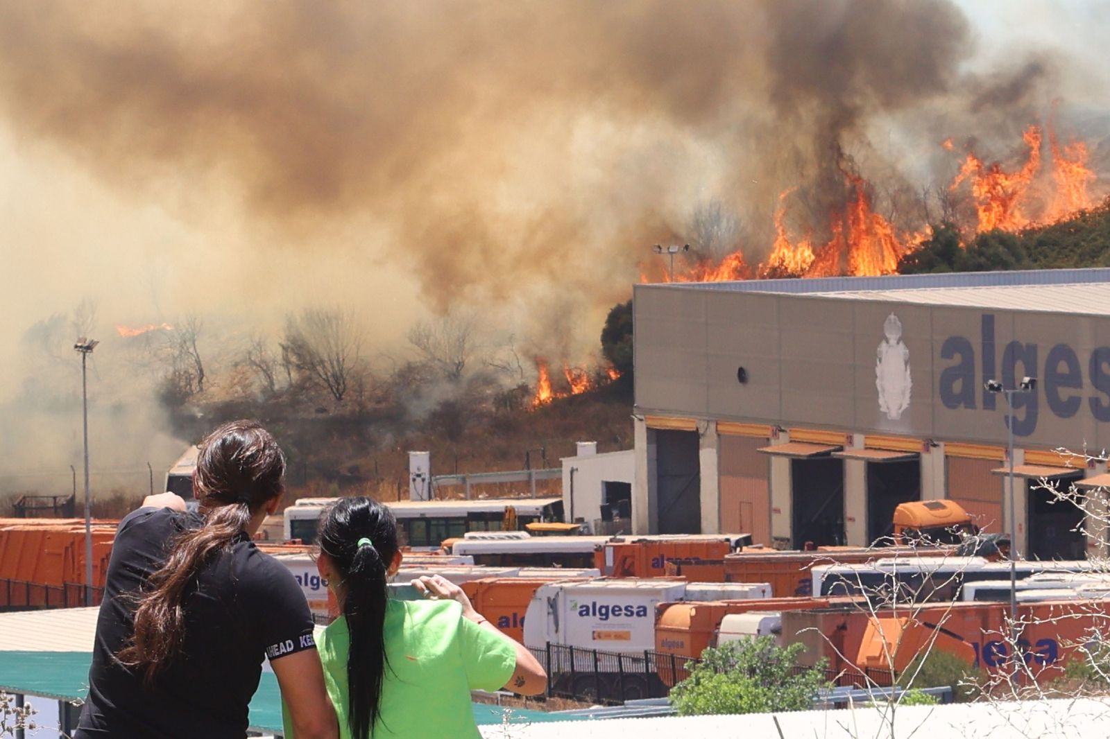 Incendio en el paraje de Botafuegos. El fuego, avivado por el viento de poniente, obliga a desalojar 45 viviendas y a cortar la CA-9208.