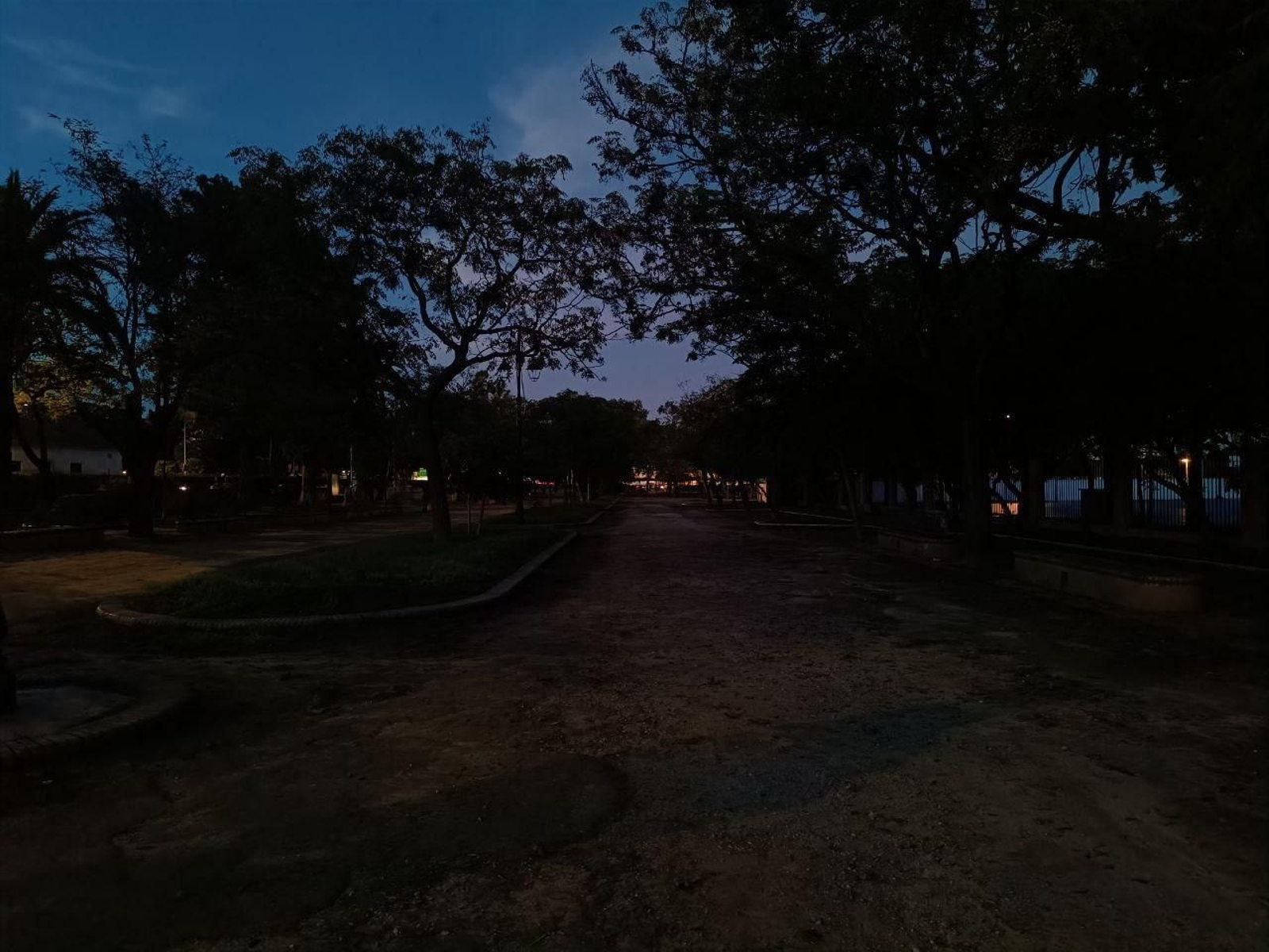 El parque de La Victoria, totalmente a oscuras al caer la noche. El parque de La Victoria, totalmente a oscuras al caer la noche.