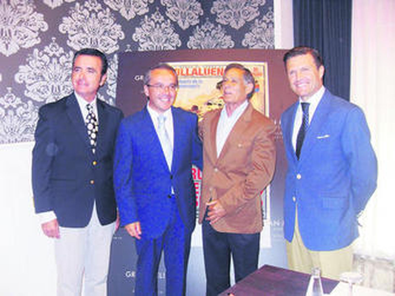 El alcalde de Villaluenga, Alfonso Moscoso, con la terna de figuras en la presentación del cartel.