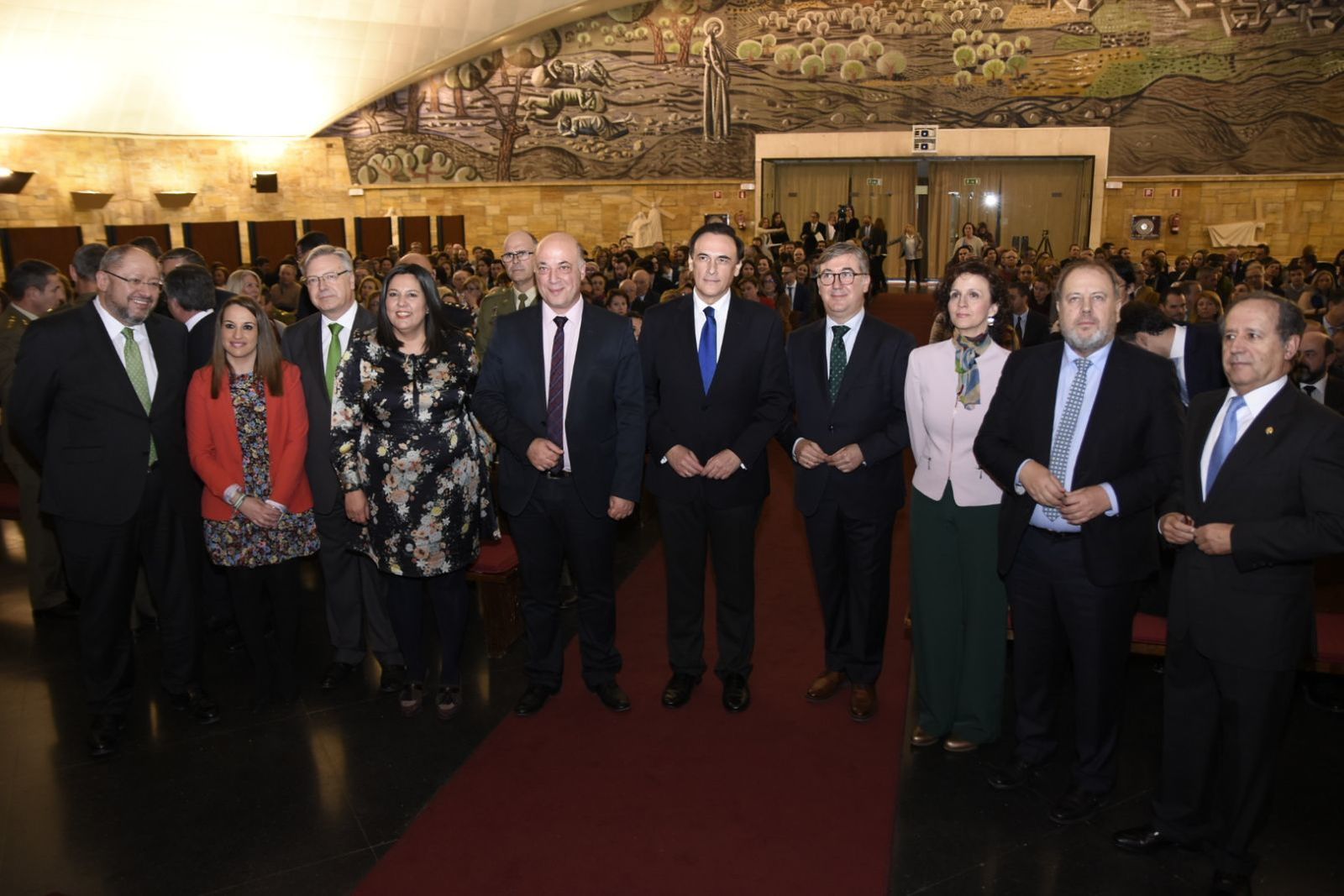 El rector en el centro junto a Marcial Marín, en el centro, en el Salón de Actos Juan XXIII de Rabanales.