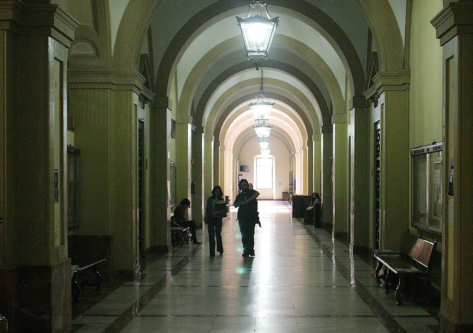 Pasillo de la Facultad de Geografía e Historia. Pasillo de la Facultad de Geografía e Historia.