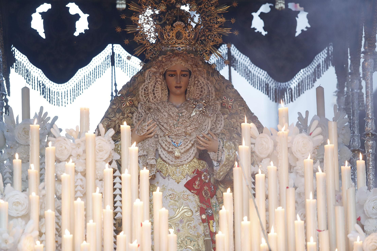Imágenes de la estación de penitencia de la Hermandad de La Esperanza de Huelva