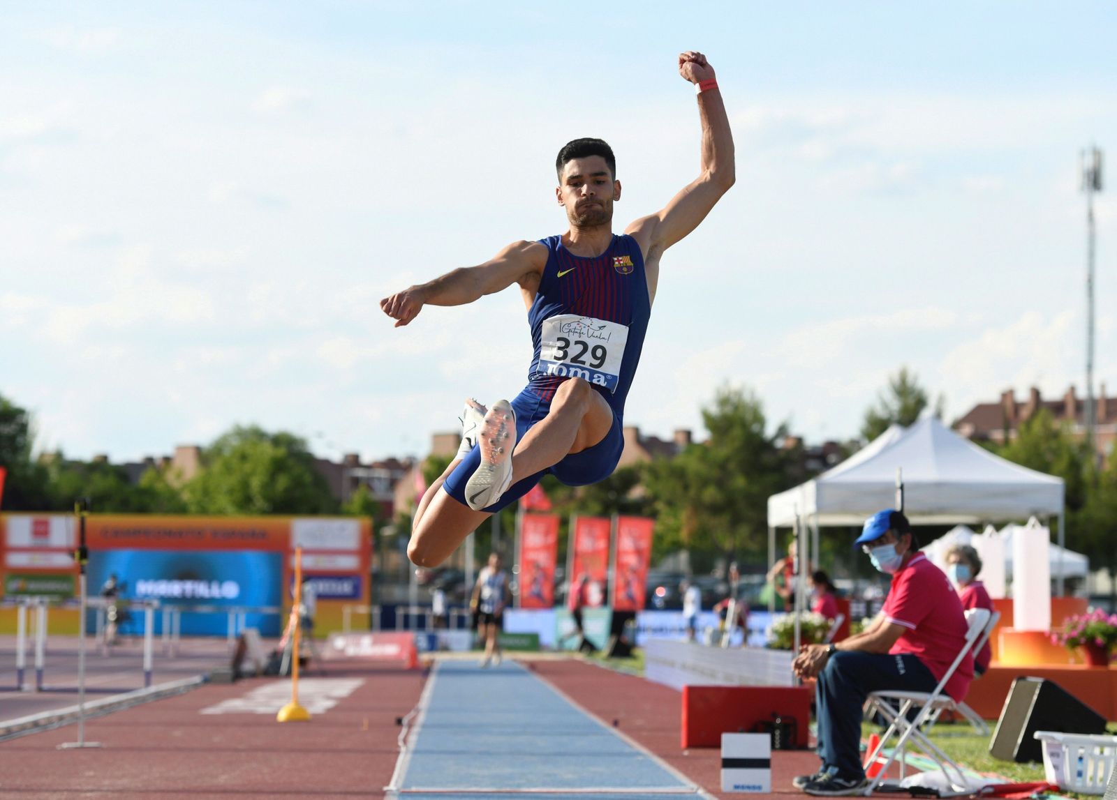 Héctor Santos, durante un salto.