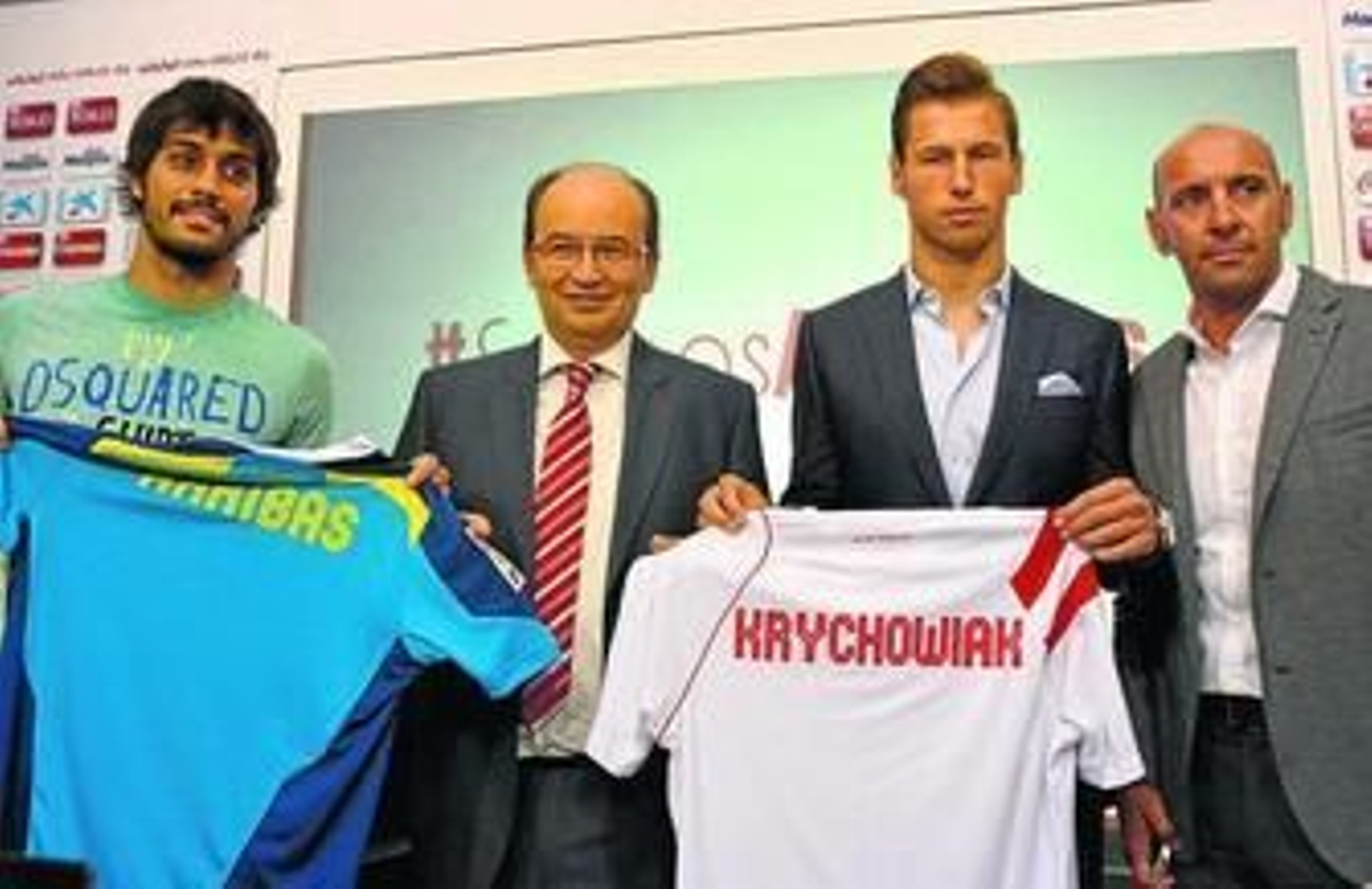 Alejandro Arribas y Grzegorz Krychowiak, durante su presentación con el Sevilla junto a Pepe Castro y Monchi.