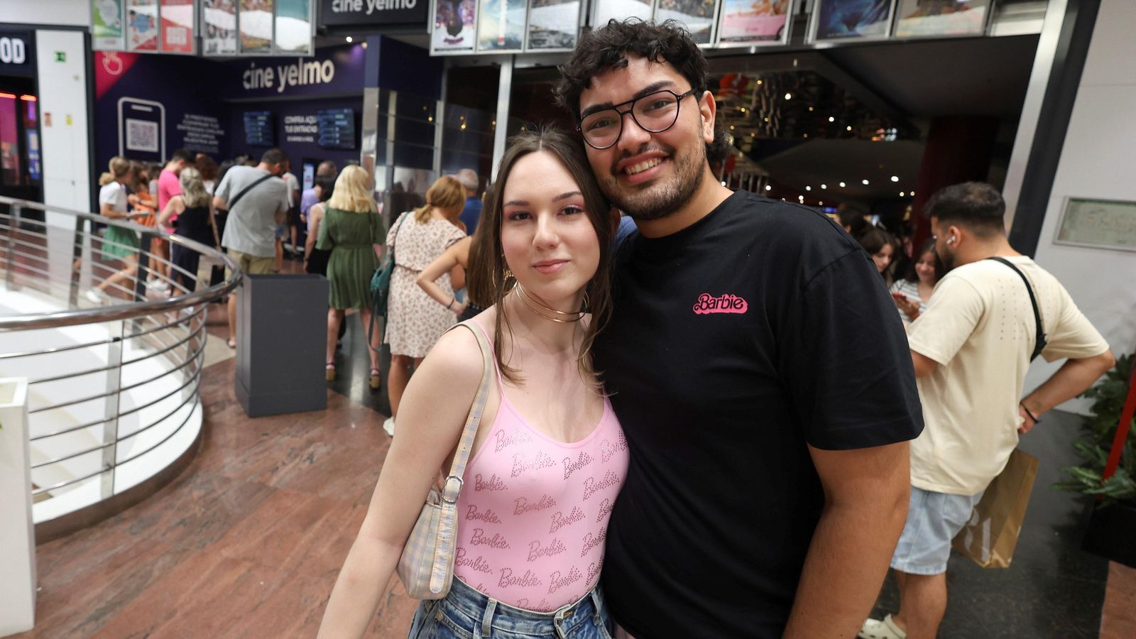 Alicia e Israel saliendo de ver 'Barbie'.