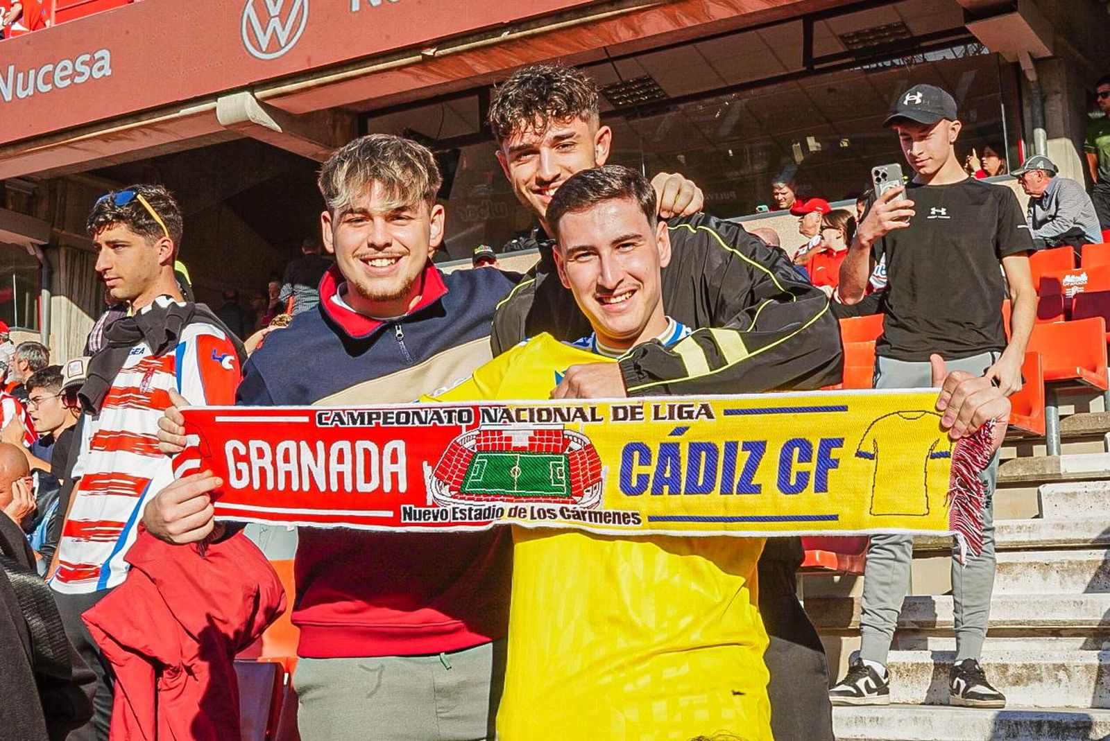 Encuéntrate en el recibimiento al Granada y en la grada de Los Cármenes