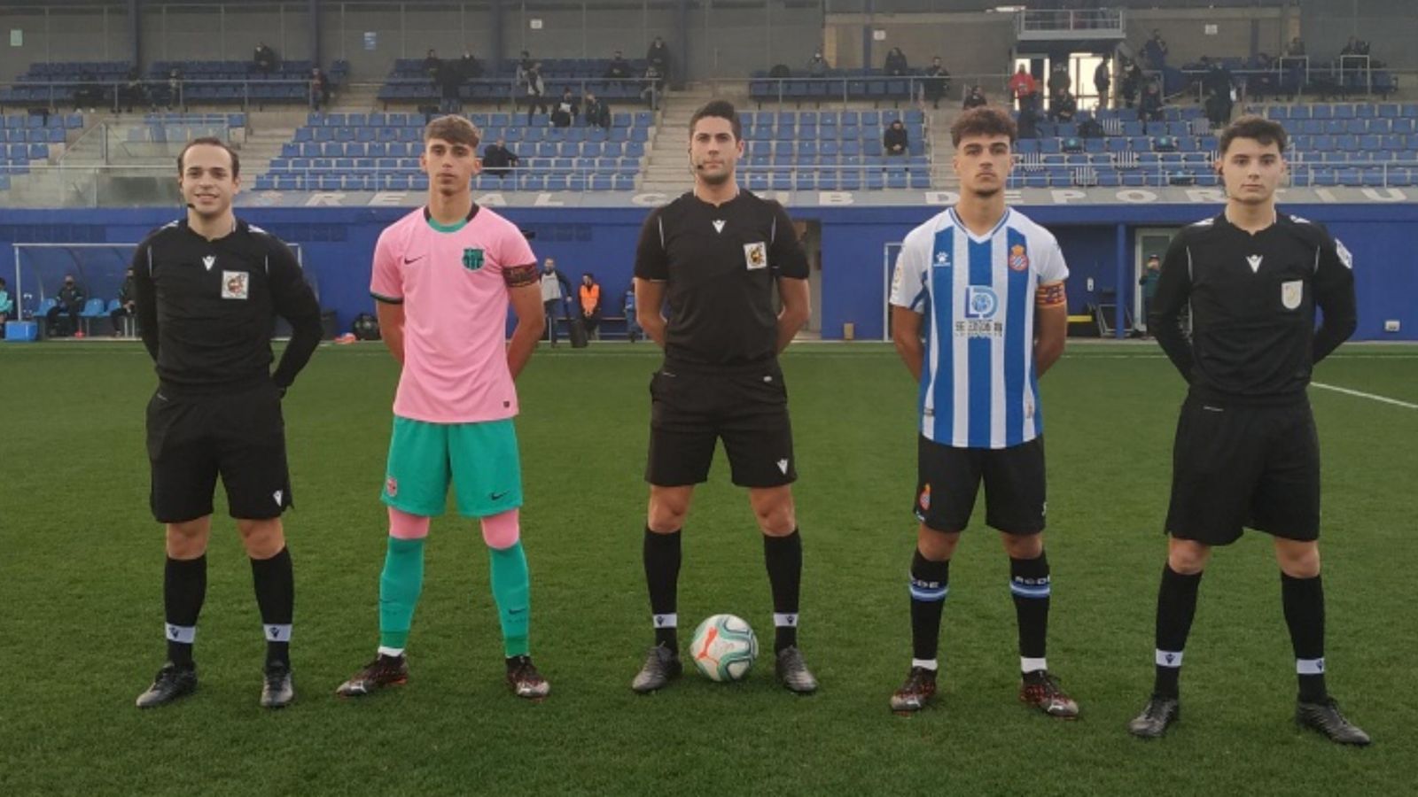 El colegiado Ávalos Martos, en el centro.