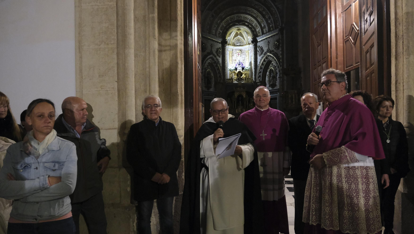 Procesión del Vía Crucis-Cristo de la Escucha en Almería, en imágenes