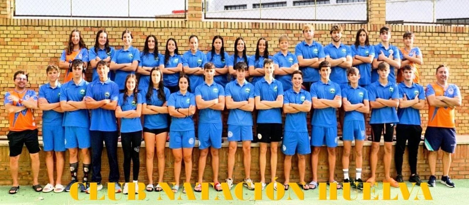 Foto de familia del Club Natación Huelva.