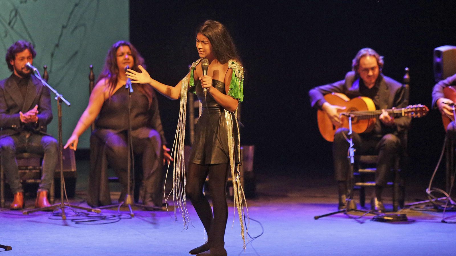 La joven Esmeralda Rancapino, en un concierto anterior, y al fondo su madre Ana Rancapino.
