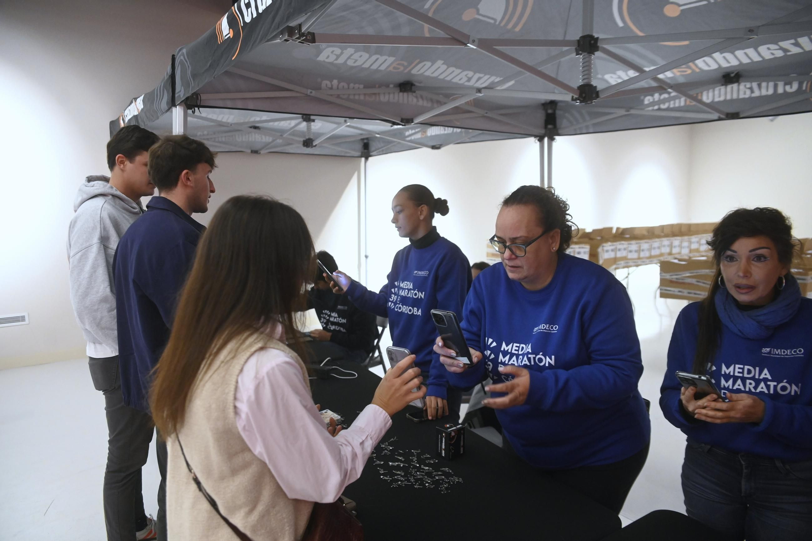 La Feria del Corredor y la entrega de dorsales para la Media Maratón de Córdoba 2025, en imágenes