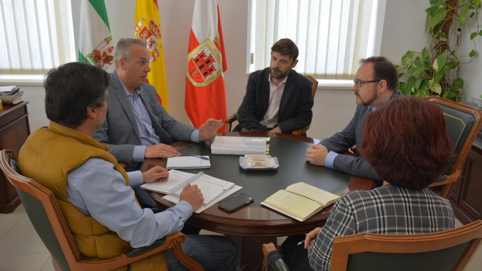Juan Carlos Ruiz Boix reunido con técnicos de Justicia de la Junta.