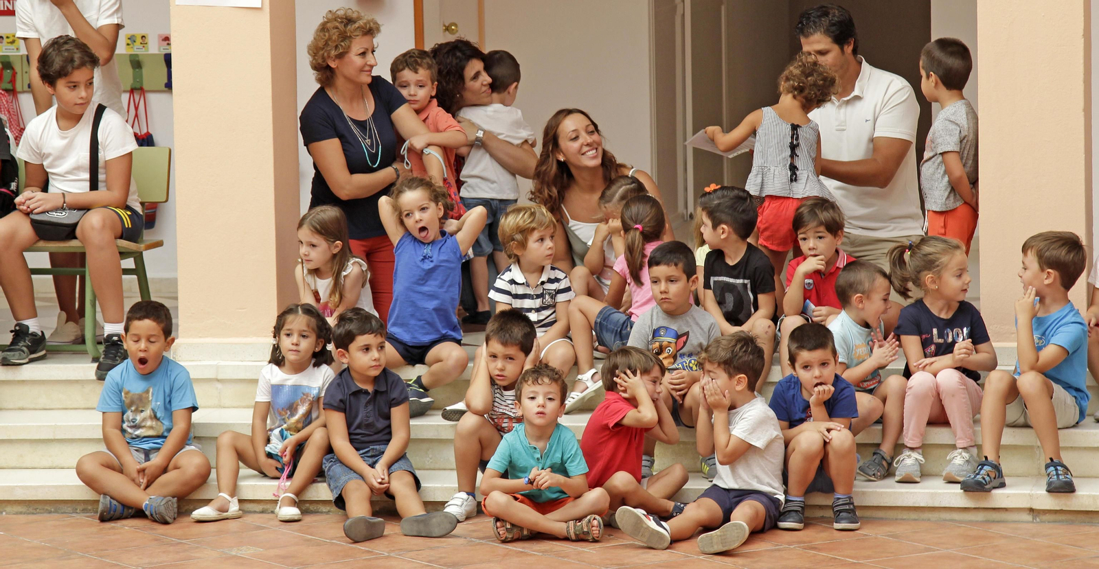 Varios alumnos del colegio Albariza, ayer, a la hora del comienzo de las clases.