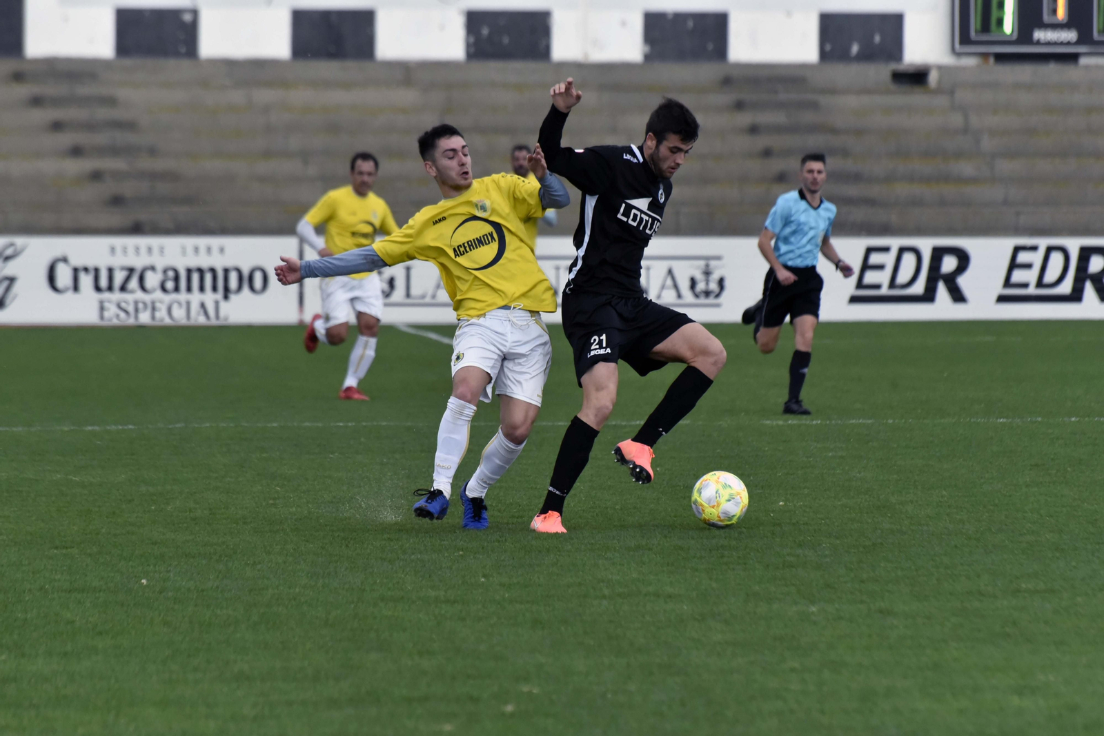 Alberto Ramos obstaculiza a Fabrizio Danese en el amistoso Balona-Unión del pasado mes de enero