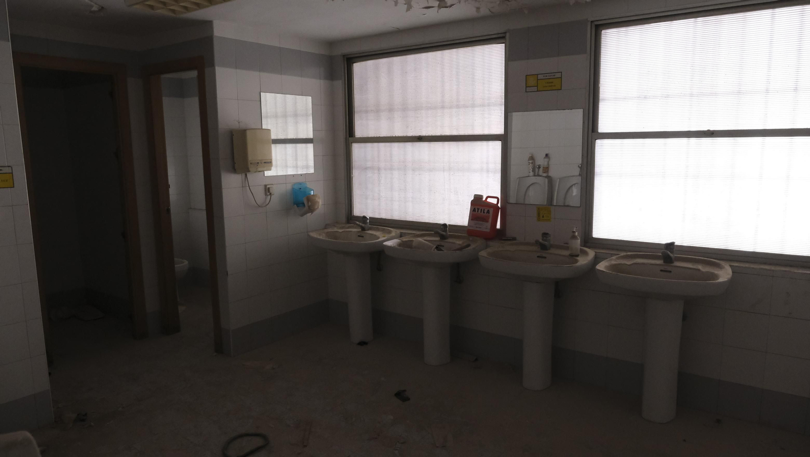 Las mejores imágenes del derribo de la oficina central de Correos en Almería