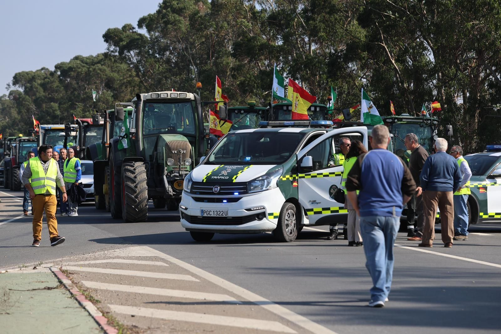 Los agricultores de Huelva cortan la A-49 y provocan el caos: las imágenes del momento