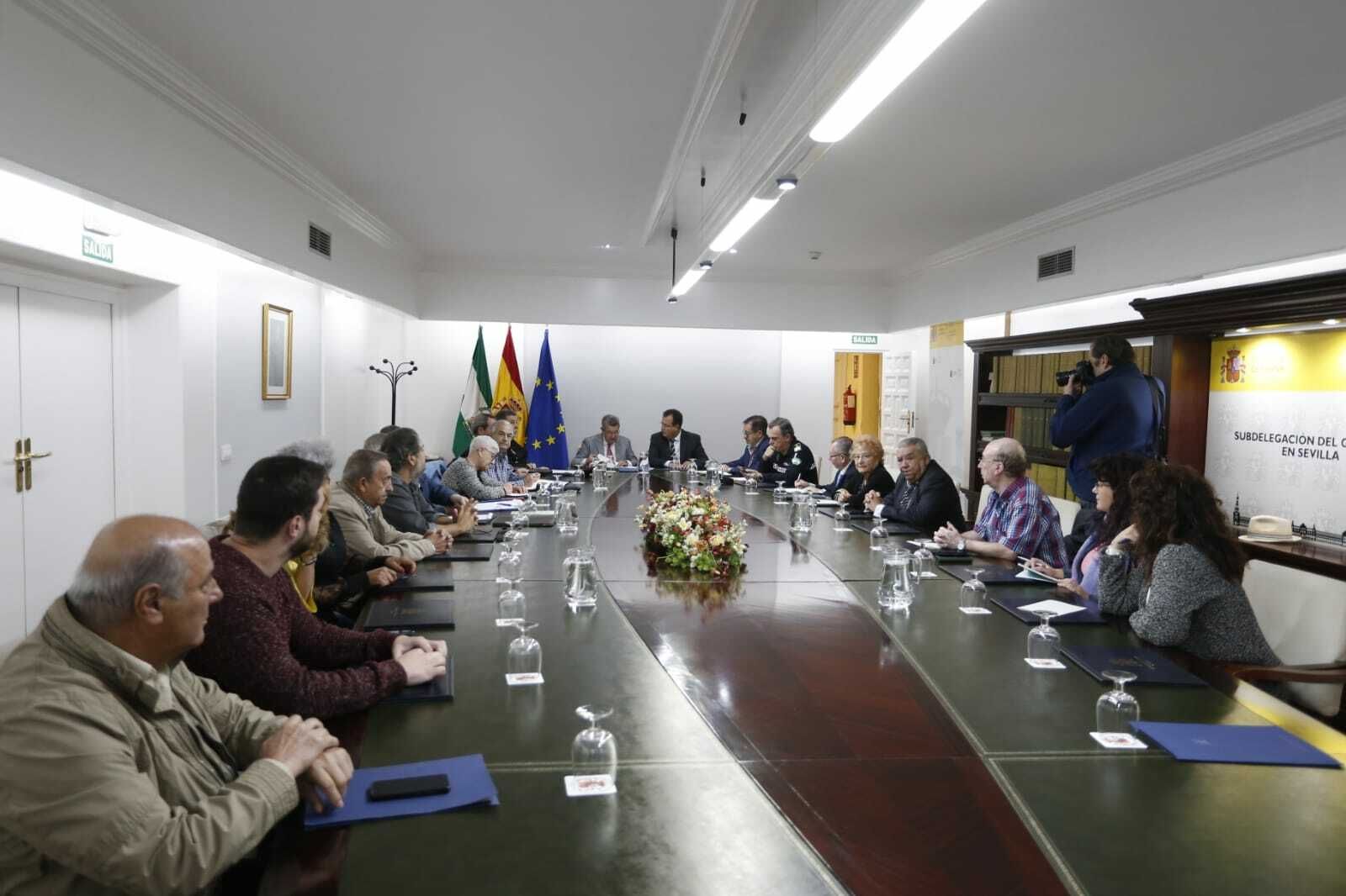 Un momento de la reunión entre las asociaciones de vecinos y el subdelegado del Gobierno.