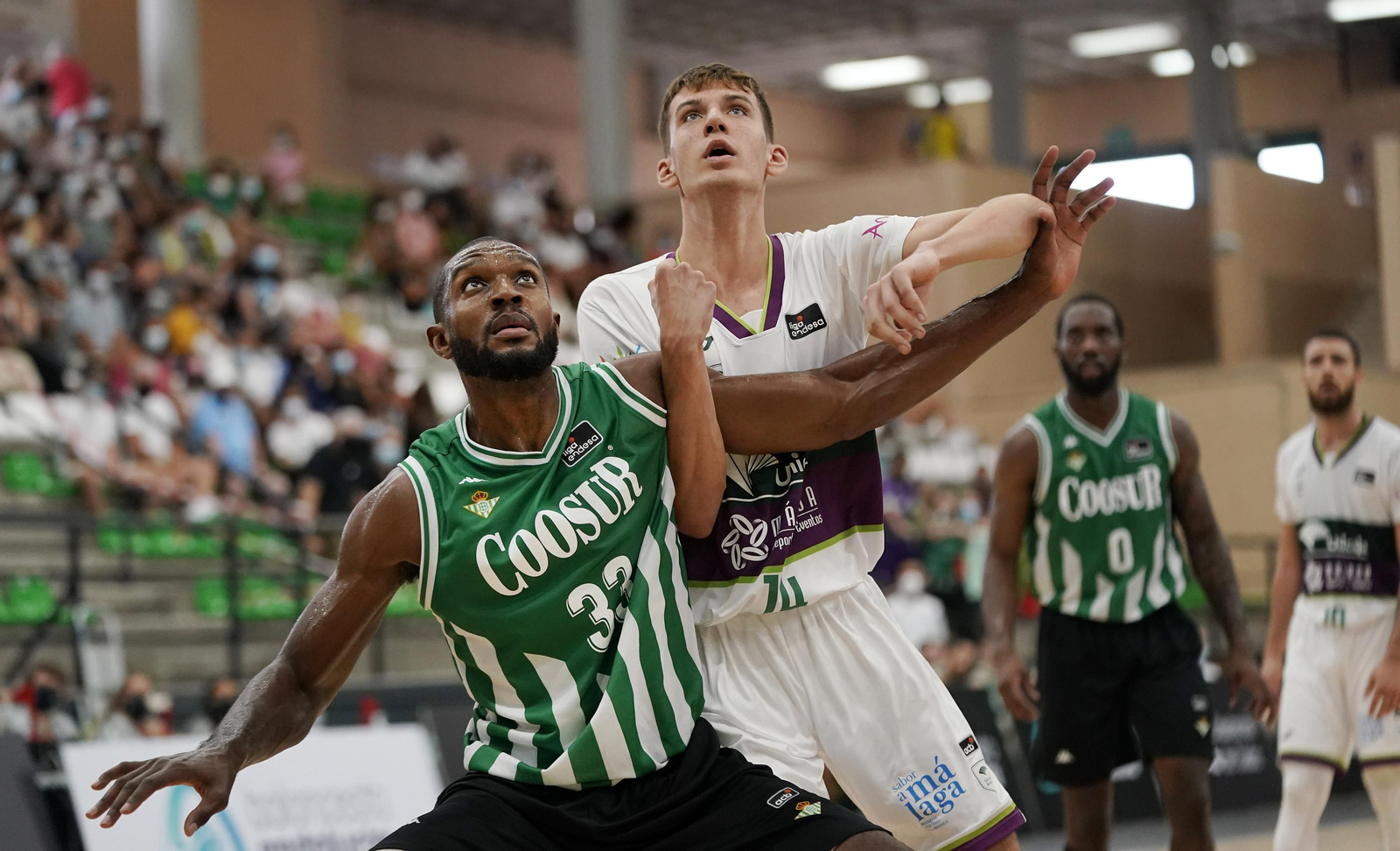 José Roberto Tanchyn pelea por un rebote con Vitto Brown.