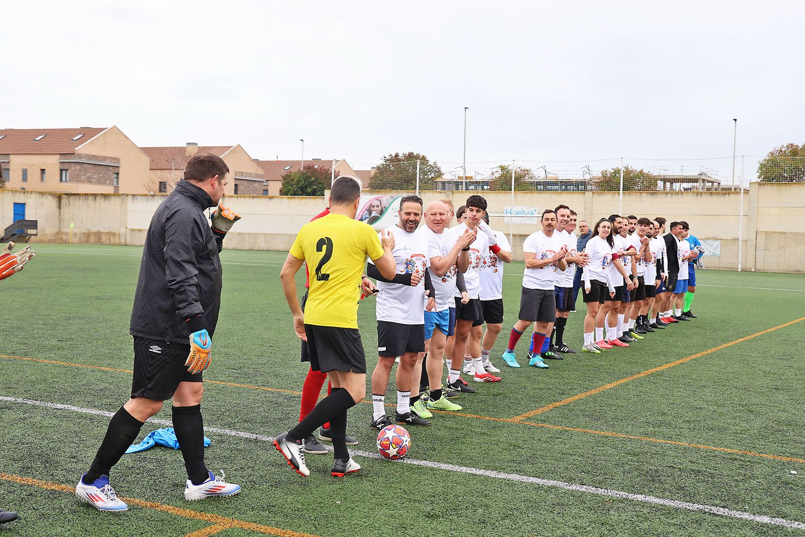 Periodistas y políticos disputan su tradicional partido navideño de fútbol