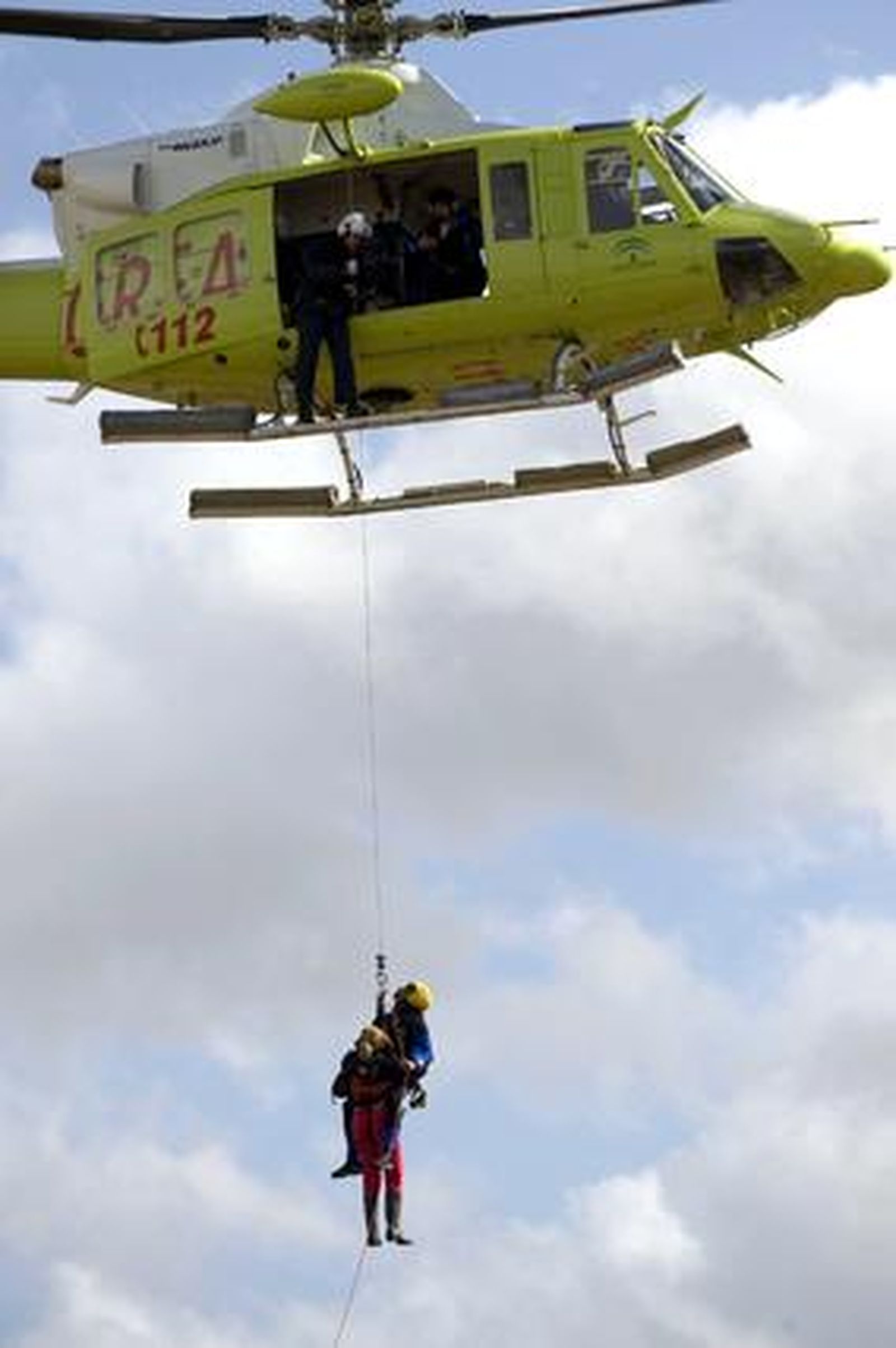 Una mujer es evacuada en helicóptero en Alhaurín de la Torre.

Foto: Migue Fernández, Sergio Camacho, Agencias