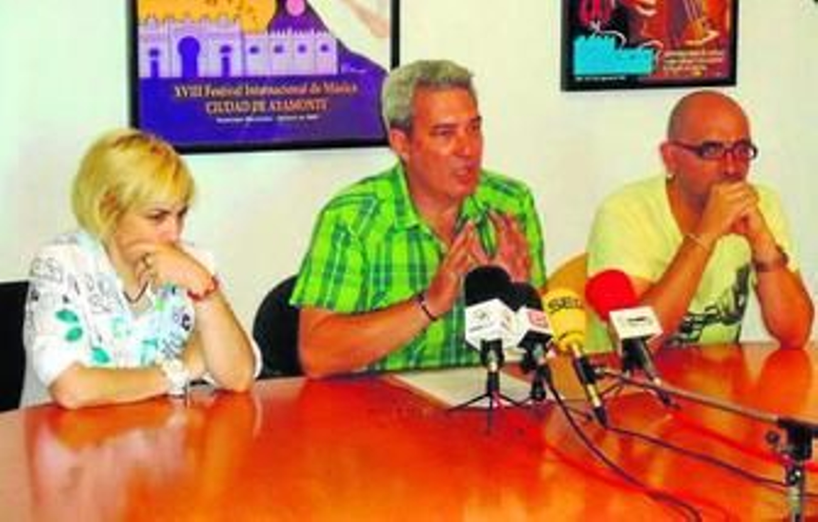 En el centro, Antonio Miravent, durante la rueda de prensa ofrecida ayer.