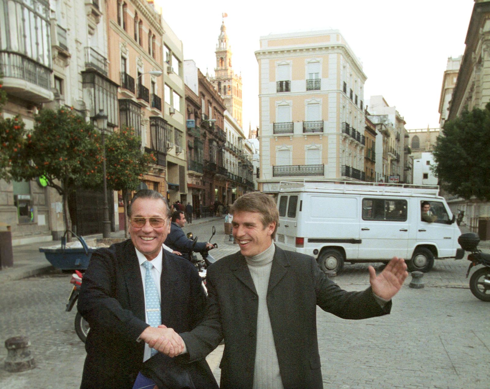 Manuel Díaz con su entonces suegro, Victoriano Valencia, en el año 2000 en el centro de Sevilla