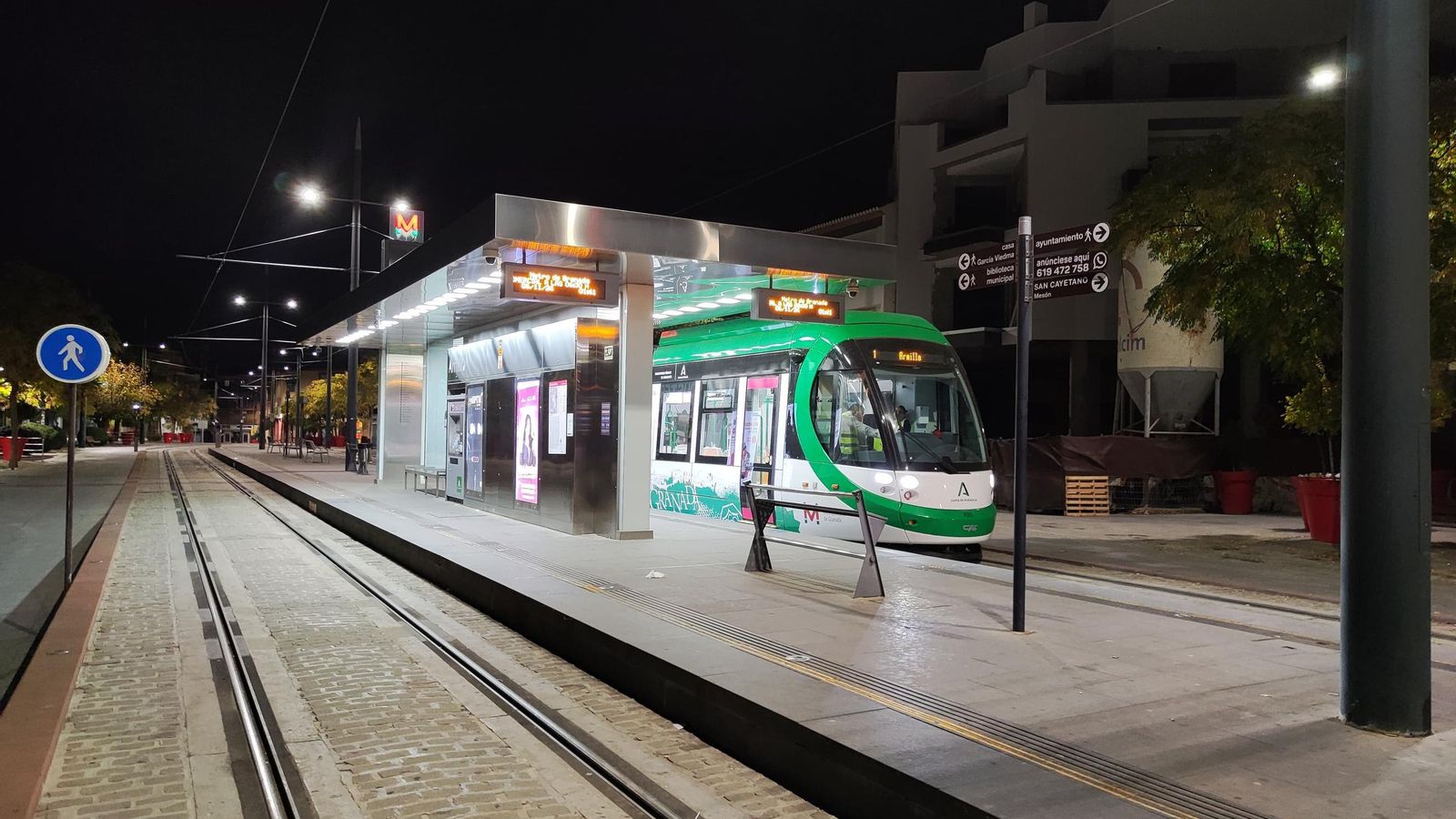Imagen de uno de los nuevos metros haciendo pruebas nocturnas en Armilla Imagen de uno de los nuevos metros haciendo pruebas nocturnas en Armilla