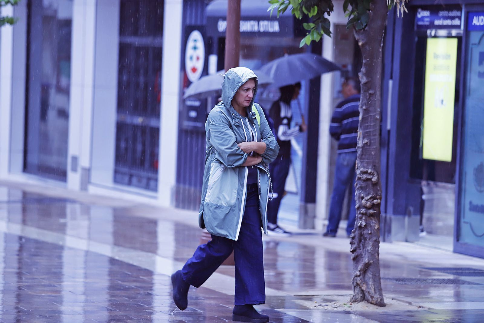 Imágenes de la mañana lluviosa de domingo en Huelva