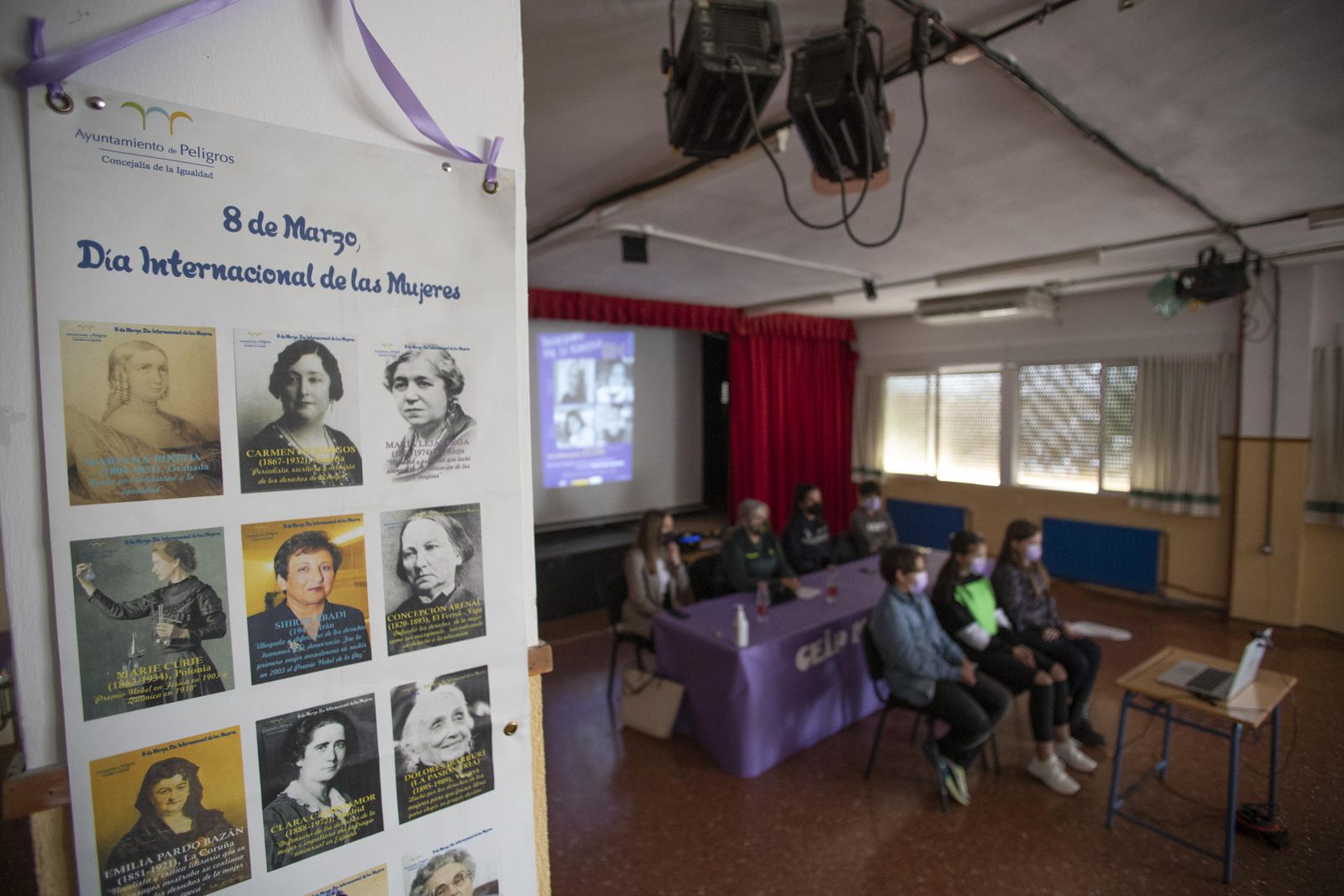 Fotogalería de la charla sobre la igualdad de cuatro mujeres en el CEIP Manuel de Falla de Peligros por el 8M 2021