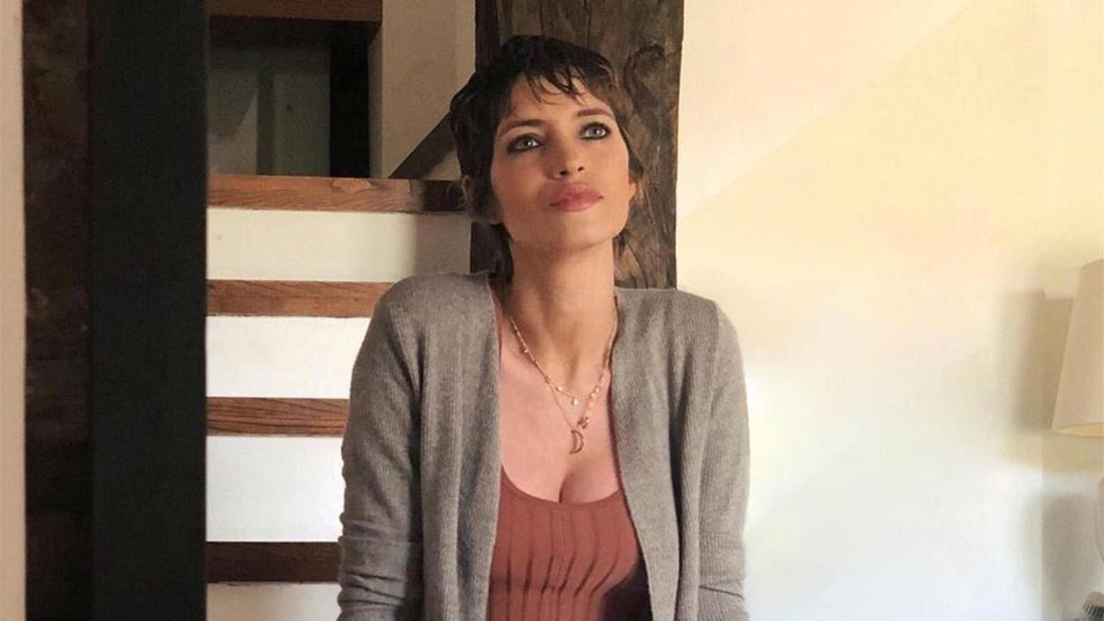 Sara Carbonero enseña el pelo que le ha crecido tras el tratamiento de quimioterapia.