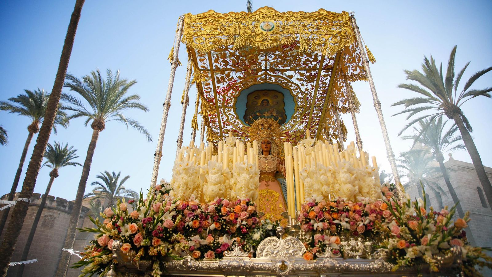Vea la salida de la Hermandad de Los Ángeles de la Catedral de Almería