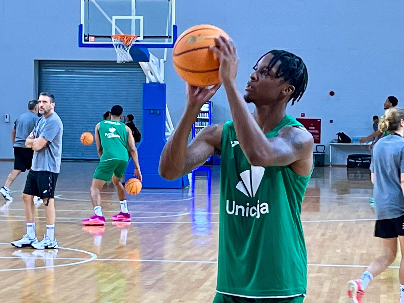 El Unicaja toma contacto con la pista en Singapur