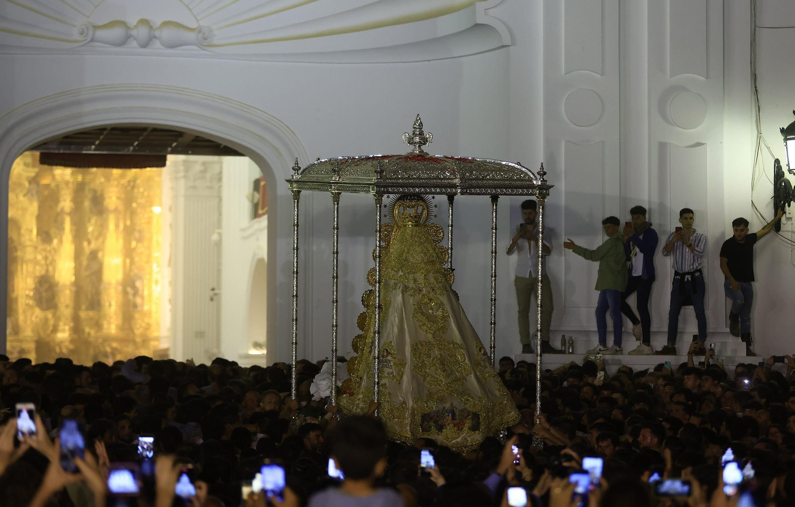 Cientos de móviles captan el momento en que la Virgen del Rocío vuelve de forma precipitada a su santuario.