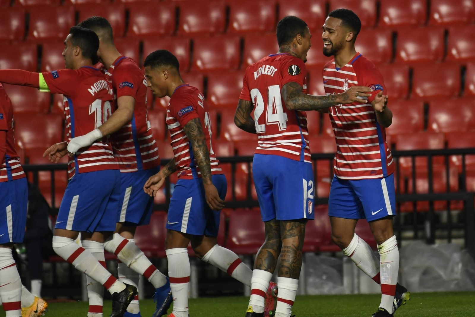Yangel Herrera y Kenedy, autores de los dos primeros goles del Granada CF, celebran uno de los tantos ante el Nápoles.