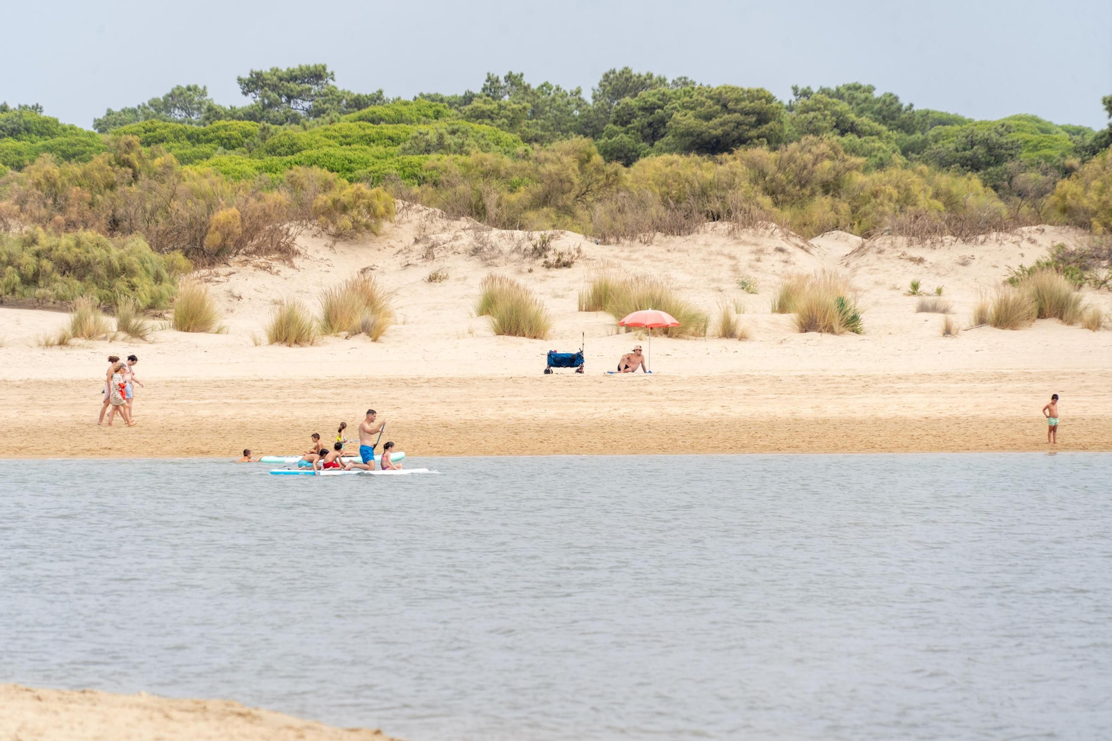 La mañana nublada en las playas de El Portíl