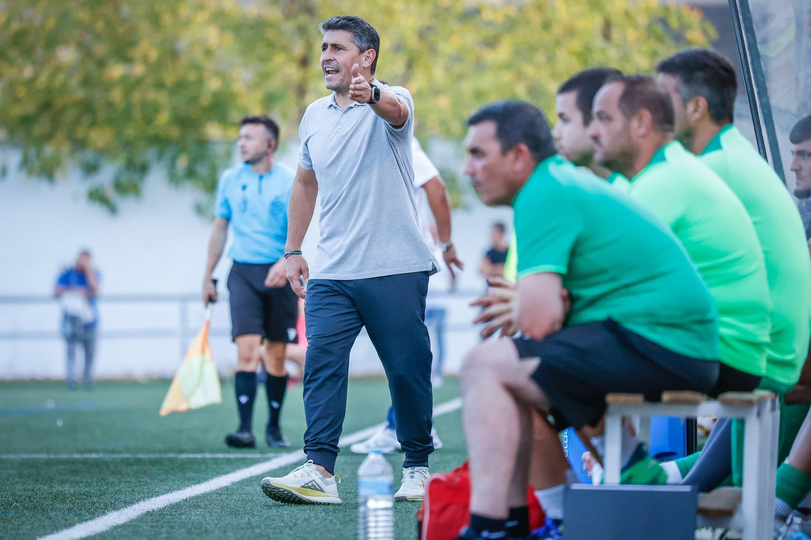 Roberto Peragón da indicaciones desde el banquillo en un encuentro de esta temporada.