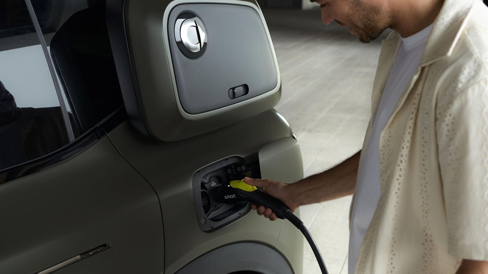 La arquitectura eléctrica de 800 voltios permitirá realizar cargas de la batería con corriente continua de forma más rápida que en otros Smart.