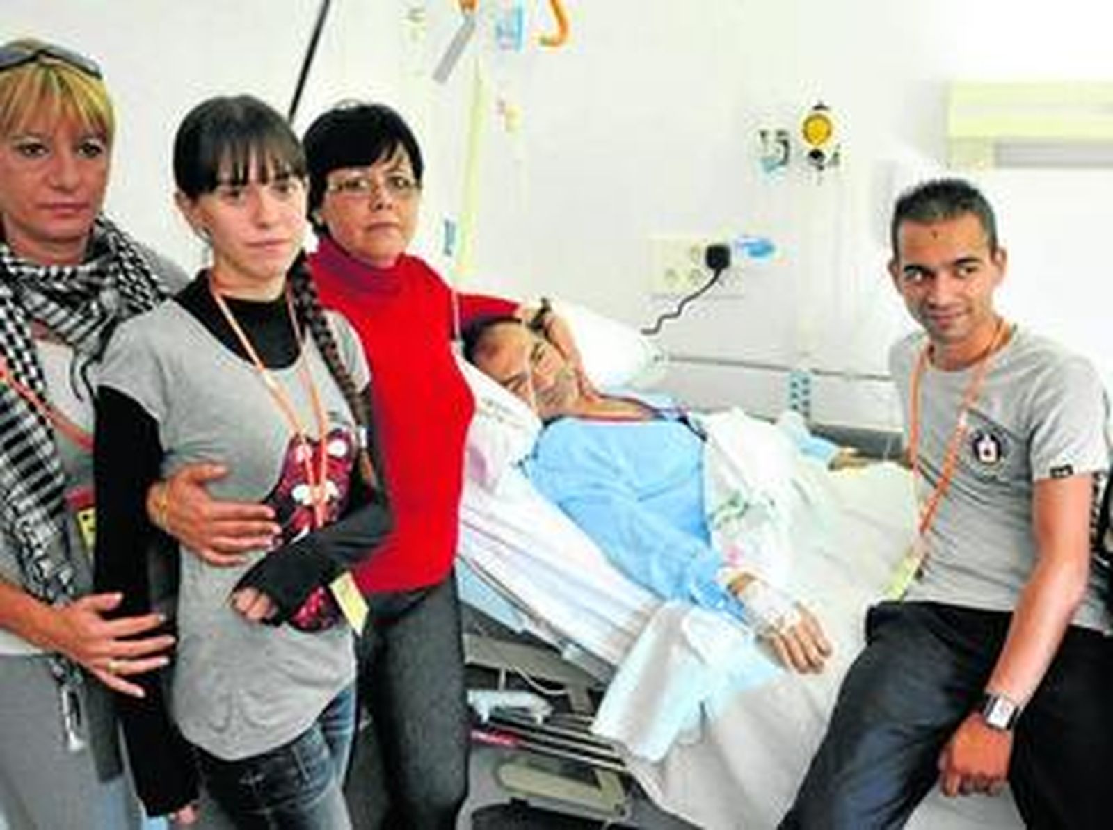 Francisco Moreno, aún convaleciente, junto a su consuegra, su nuera, su mujer y su hijo.