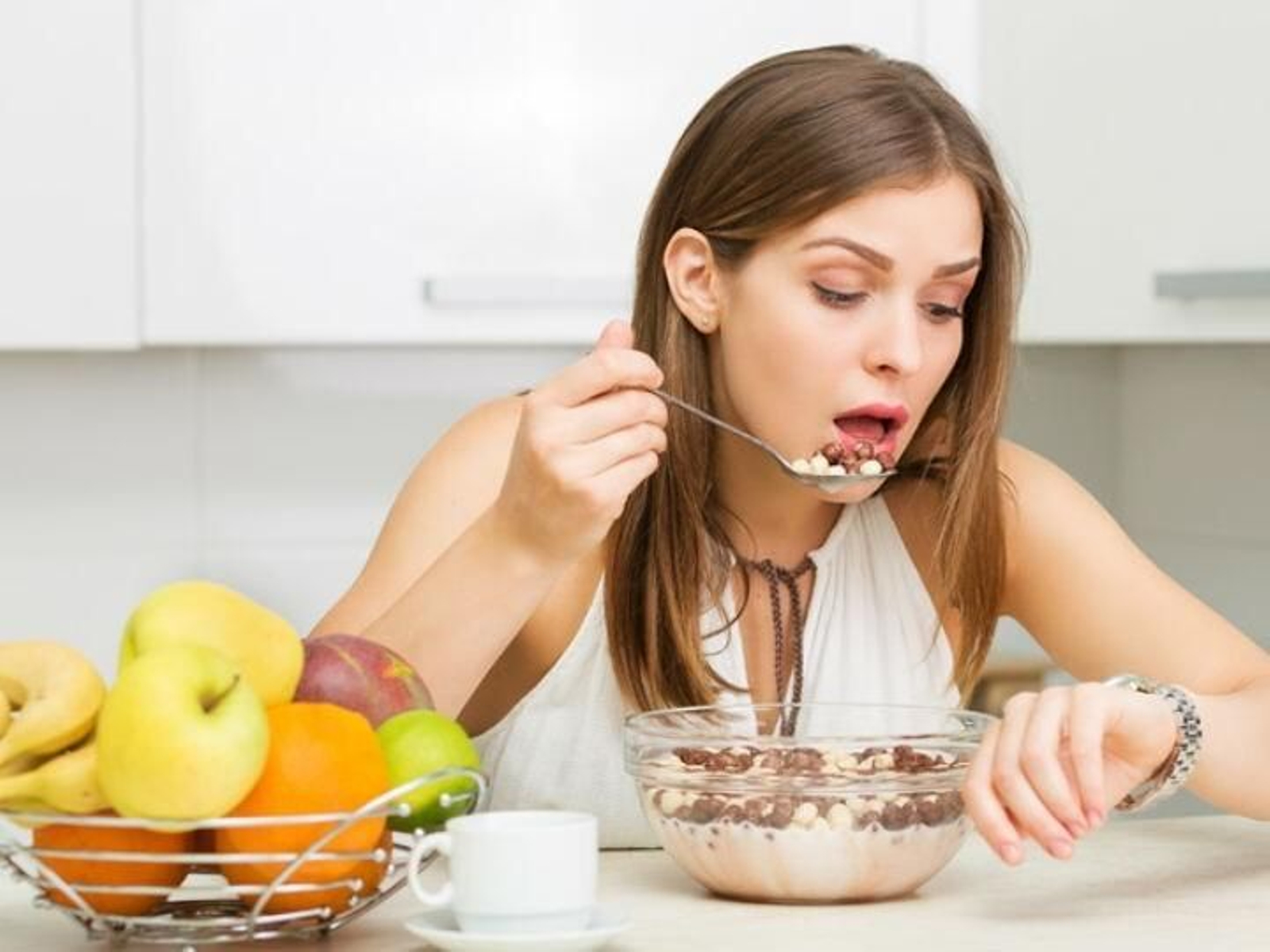 La fibra hace que el paso de los azúcares a la sangre sea más lento.