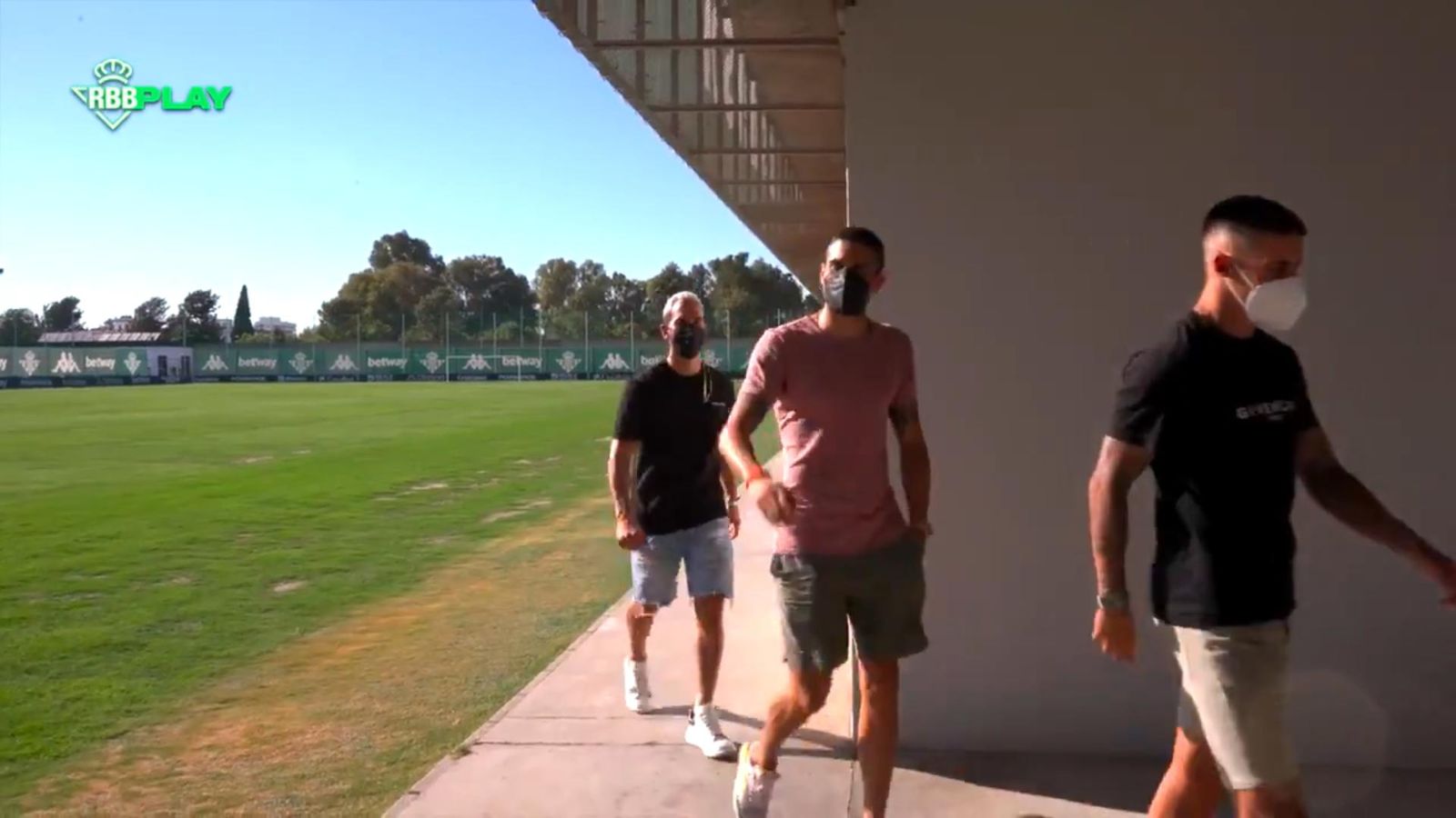 Bartra, detrás de Tello, a su llegada  la ciudad deportiva.