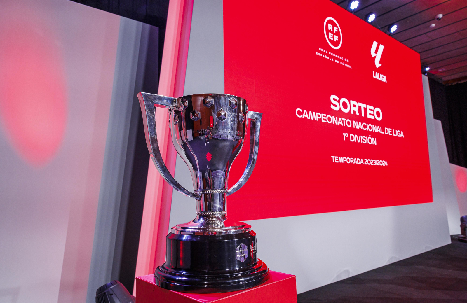 Una imagen del sorteo con la copa en juego en primer plano.