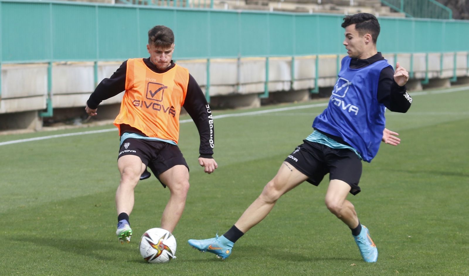 Ekaitz Jiménez es presionado por Luismi durante un entrenamiento.