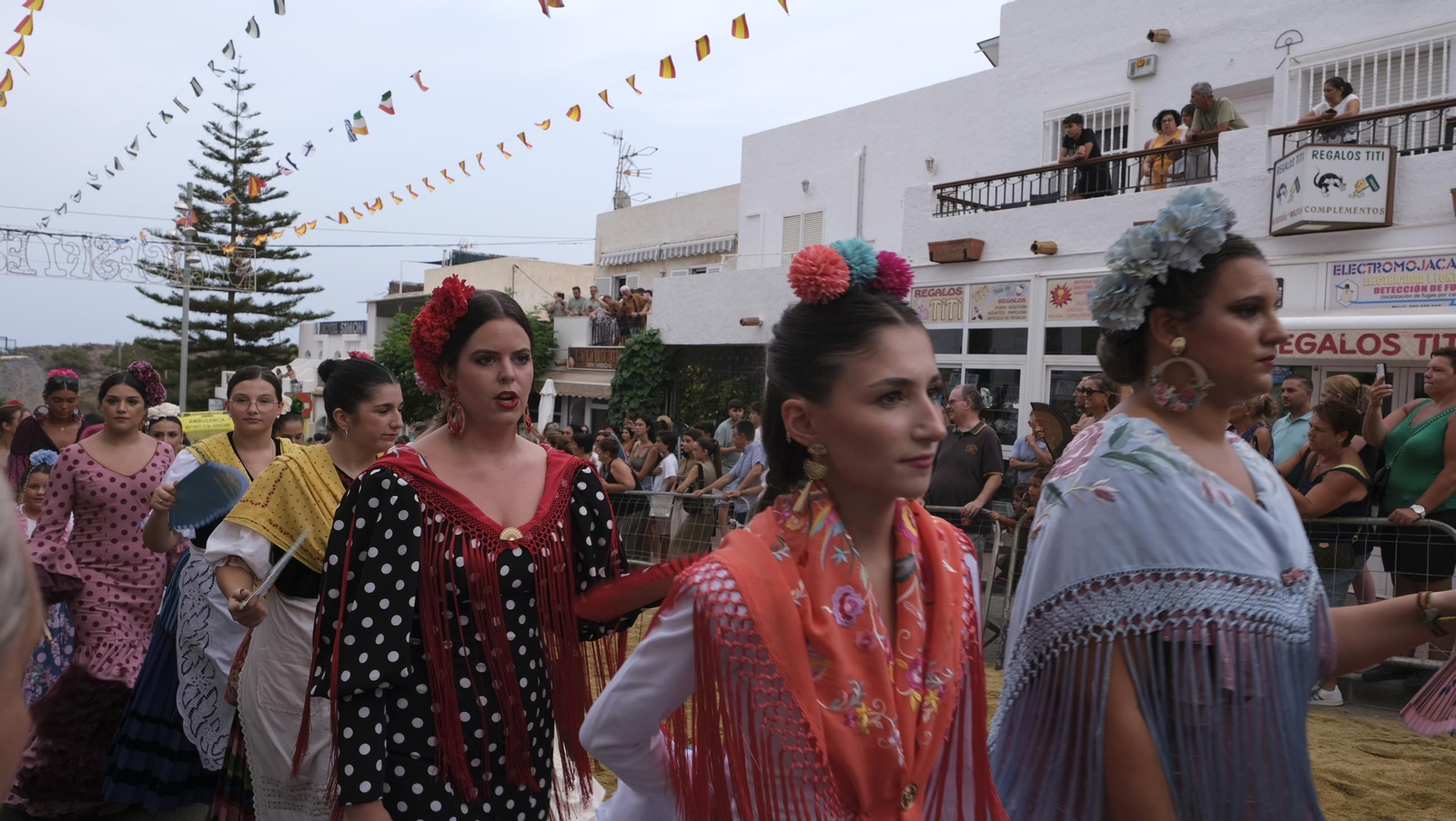 La popular carrera de cintas a caballo de las Fiestas de Mojácar, en imágenes