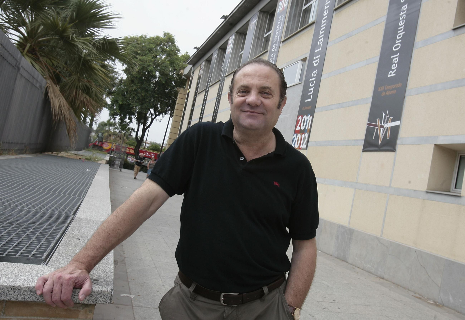 José Luis Castro, en el exterior del Teatro Maestranza.