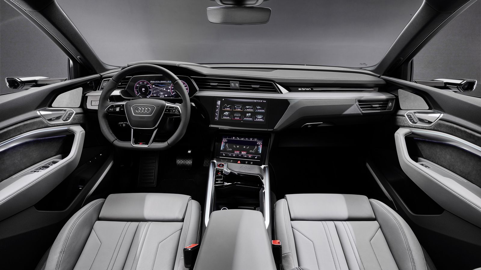 El equipamiento de serie incluye, entre otros elementos, la instrumentación más evolucionada o el sistema de navegación más completo, aunque no los retrovisores virtuales, que se dejan como opción.