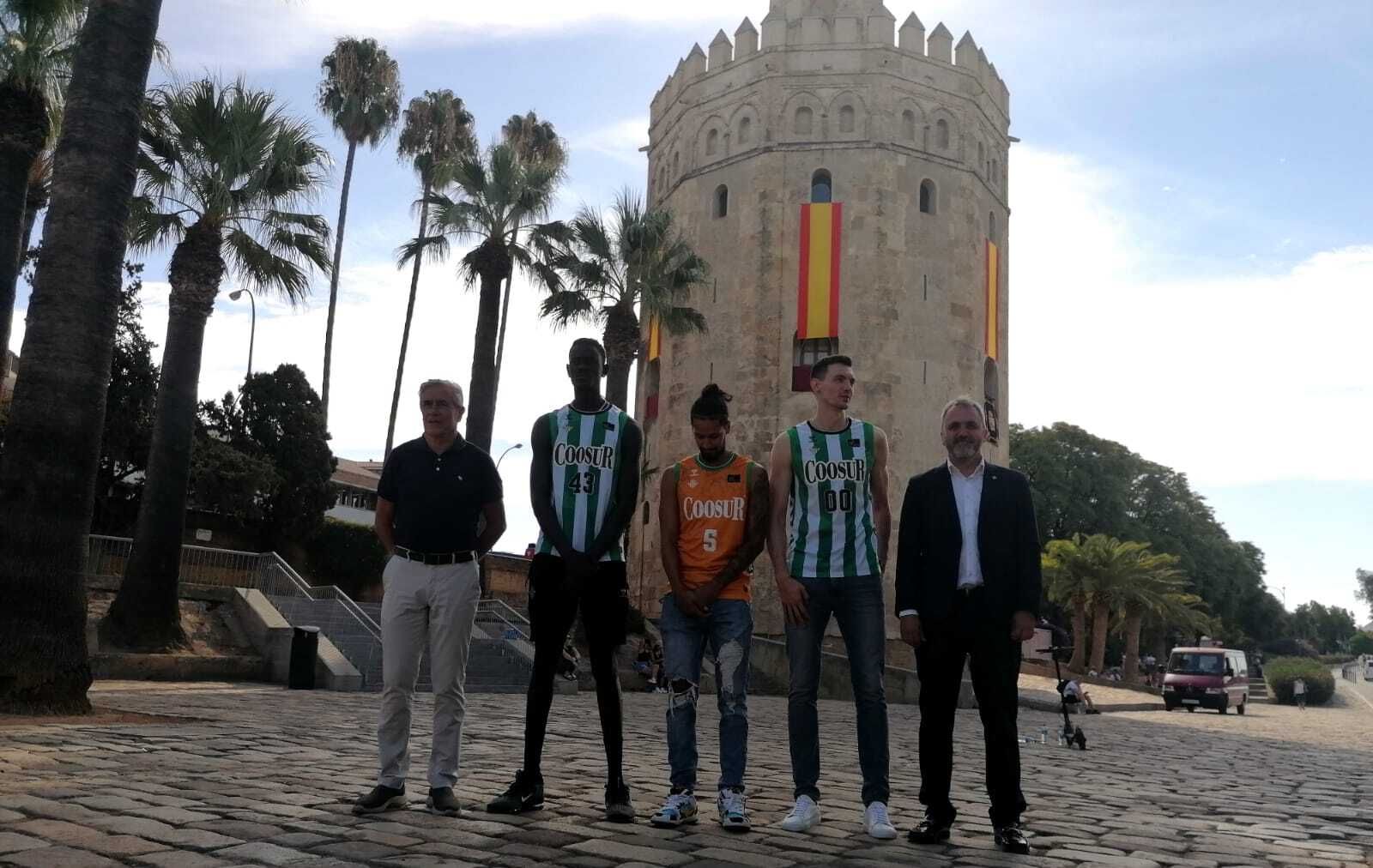 Rodions Kurucs, Amar Sylla y Jeremiah Hill posan con la Torre del Oro al fondo.