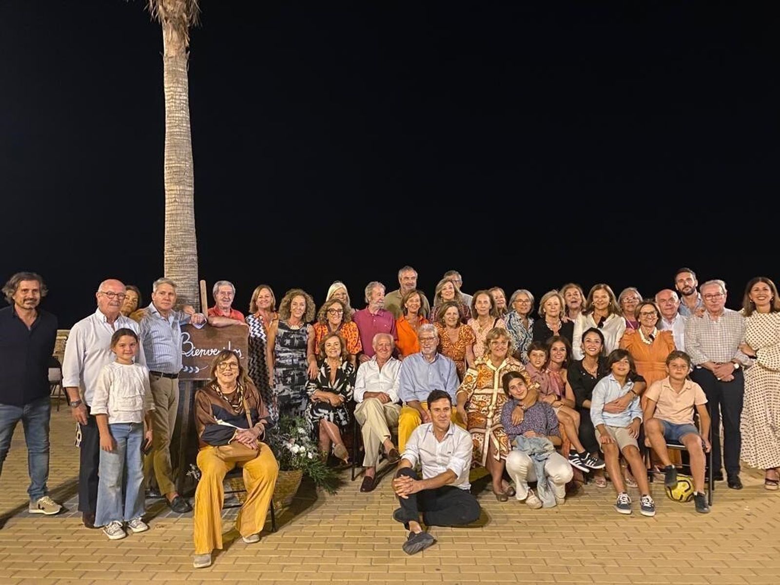 La anfitriona Maripaz Cornejo, con el grupo de familiares y amigos durante la celebración de su cumpleaños, entre ellos, Elena Sánchez, Ángeles y Tufi Pardo, Concha Hortelano, Charly Arnoso, José Manuel Vélez, Anamaría Fernández de Mesa, Maripé y Tati Cornejo, Ángela Parodi y Silvia Díez.