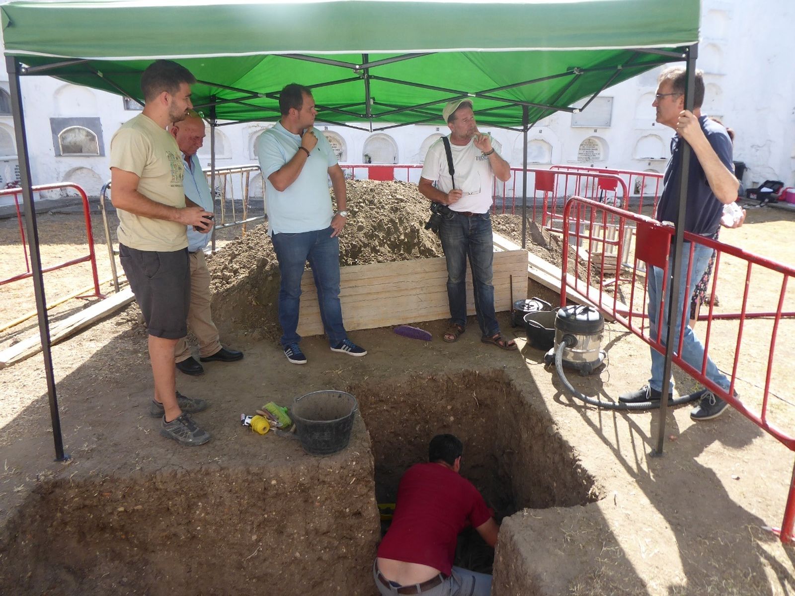 Trabajos en la fosa abierta en el cementerio antiguo de Jimena.
