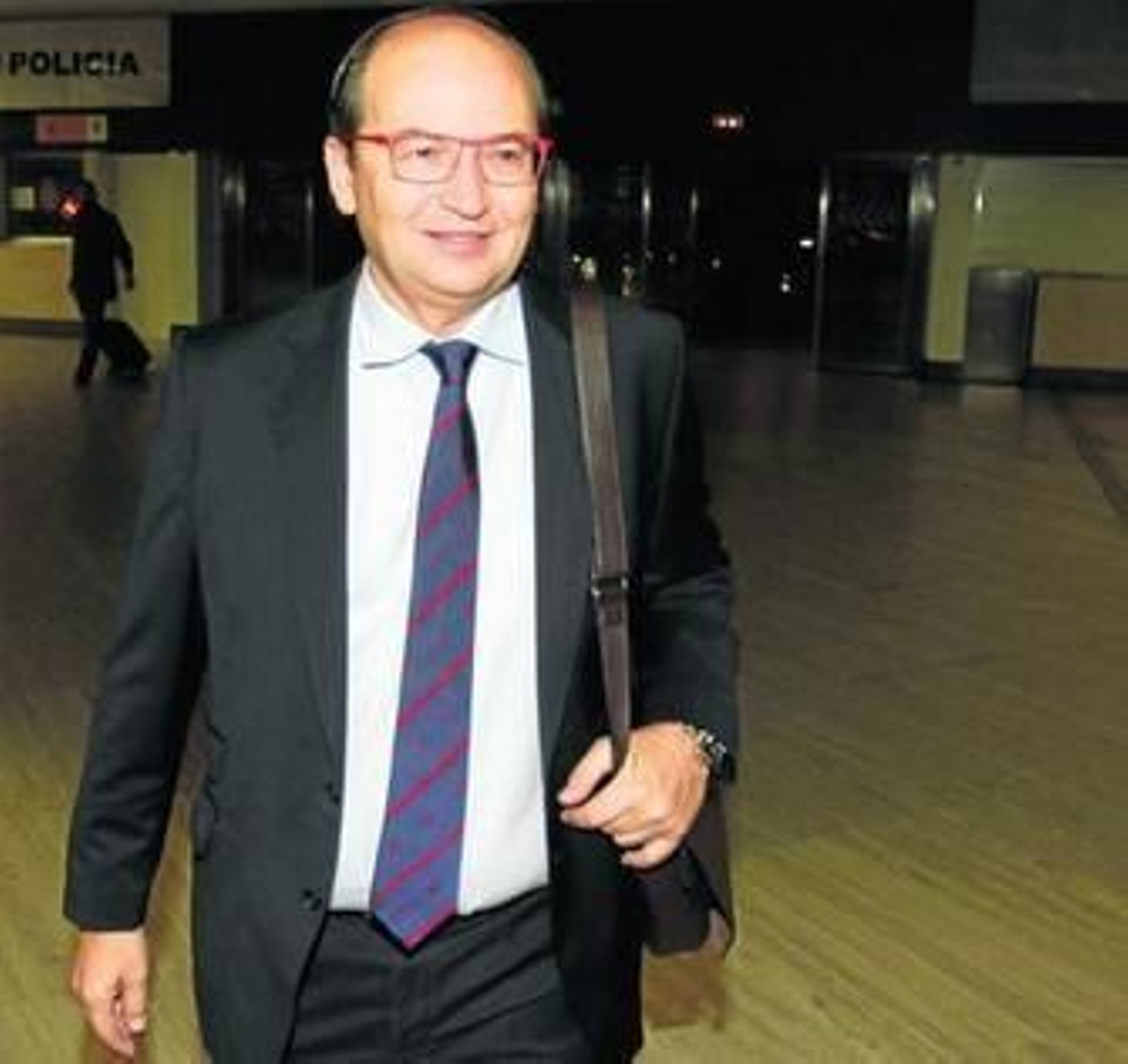 José Castro sonríe antes de embarcar rumbo a tierras italianas.