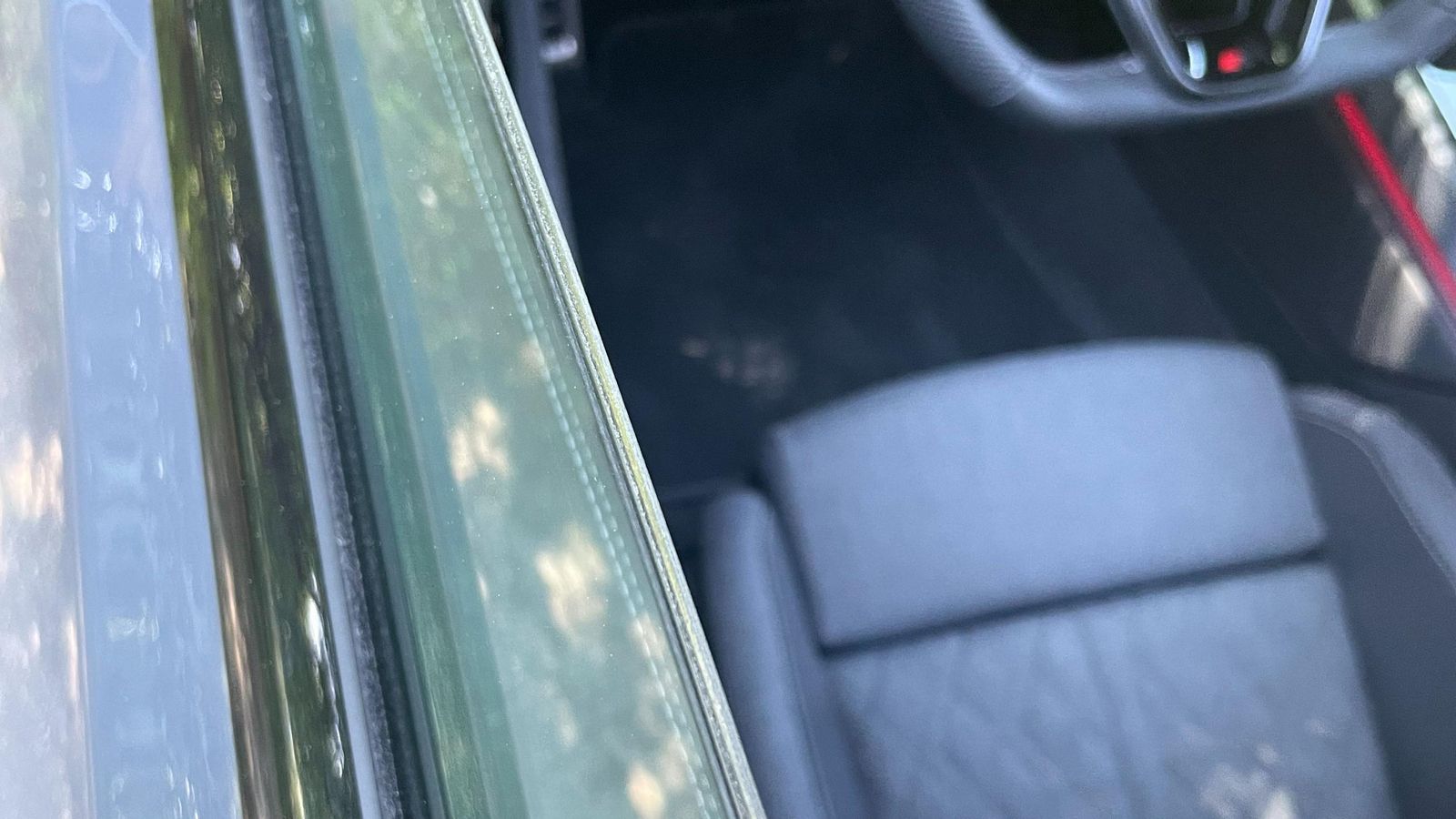 Entre los elementos que hacen que el aislamiento de este coche sea notable, estos cristales laterales dobles que minimizan la entrada del ruido al habitáculo.